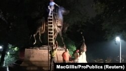 General Robert E. Lee-nin heykəli demontaj olunur