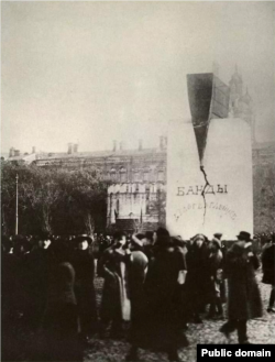 «Красный клин» Николая Колли на площади Революции (1918)