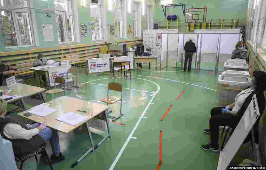 Peste 1,5 milioane de alegători din Moscova s-au înregistrat pentru votul online, inclusiv primarul capitalei, Serghei Sobianin. În imagine, una dintre secțiile de vot amenajate într-o școală din Moscova.