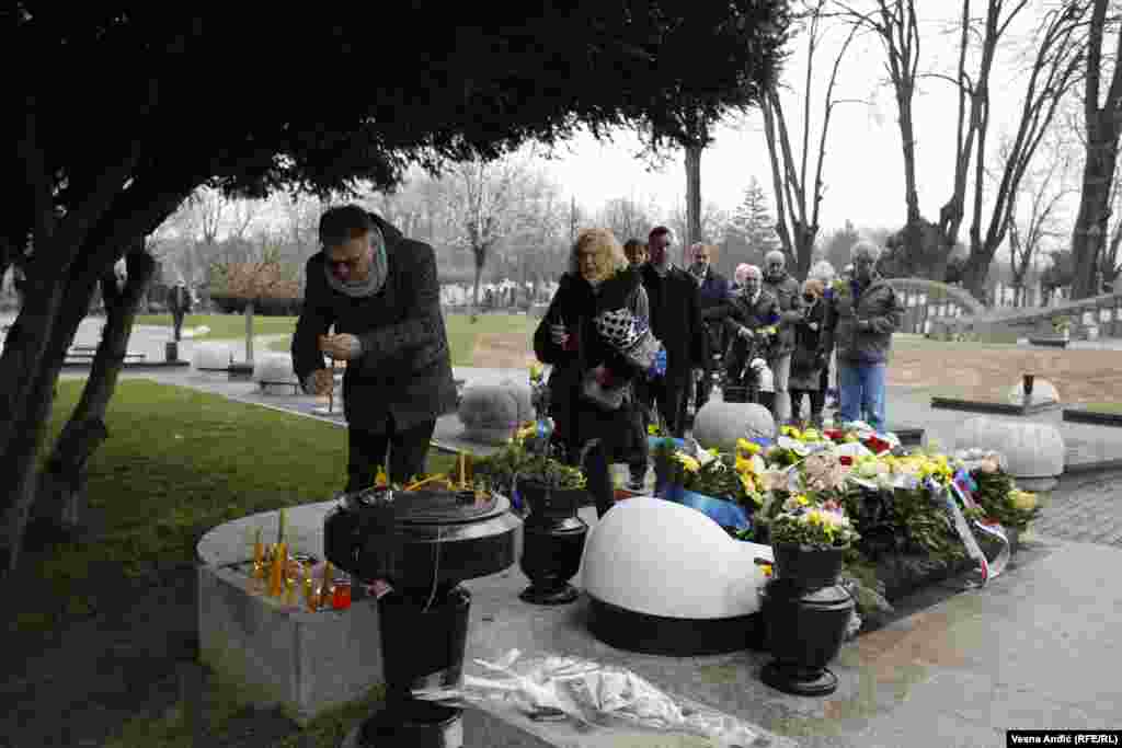 Glumac i političar Branislav Lečić na grobu premijera Srbije u Aleji velikana na Novom groblju u Beogradu
