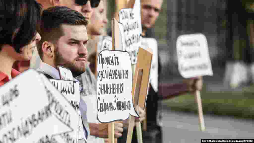 Рядом &ndash; десятки активистов с &laquo;табличками-мыслями&raquo;. На каждой из них призыв провести справедливое расследование об исчезновениях крымчан