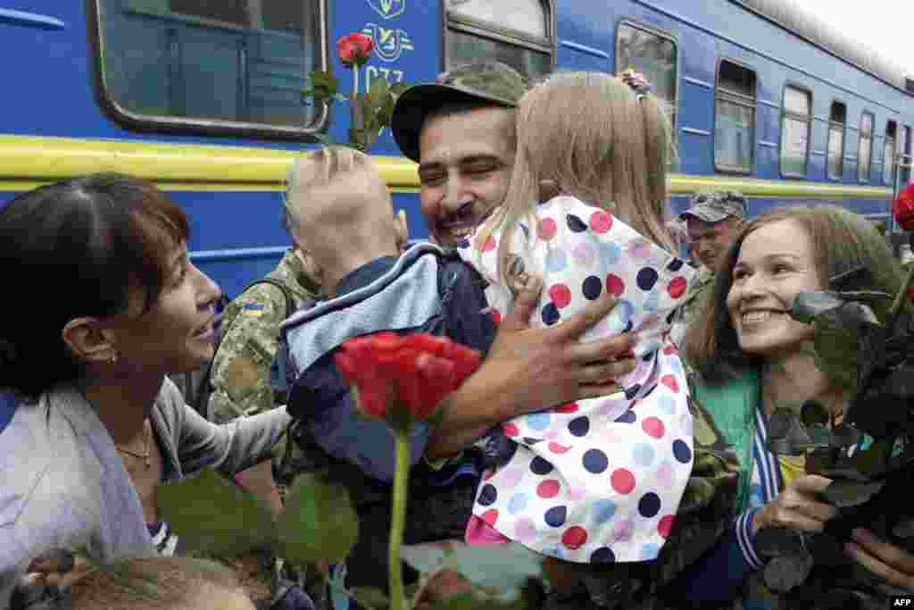 Зворушливий момент зустрічі українських воїнів із рідними на київському вокзалі, 6 вересня 2015 року