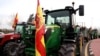 A venit rândul fermierilor spanioli să protesteze, în urma celor din Franța, Belgia sau Italia. Spania este cel mai mare exportator de fructe și legume din UE. (În imagine: tractoare împodobite cu steagul spaniol la Valencia, la 6 februarie 2024)