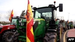 A venit rândul fermierilor spanioli să protesteze, în urma celor din Franța, Belgia sau Italia. Spania este cel mai mare exportator de fructe și legume din UE. (În imagine: tractoare împodobite cu steagul spaniol la Valencia, la 6 februarie 2024)