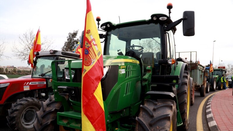 Шпанските земјоделци втор ден блокираат патишта