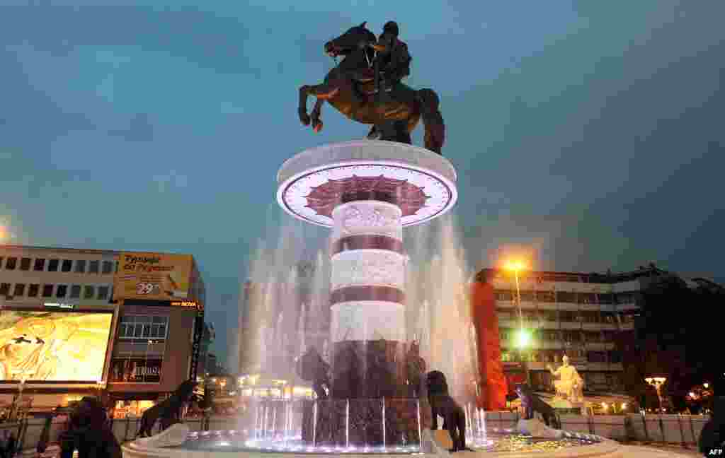 An enormous statue of Alexander of Macedon (commonly known as Alexander the Great) has been erected in Skopje&#39;s main square.