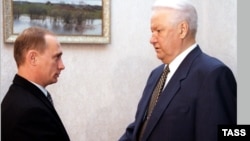 რუსეთის მაშინდელი პრემიერ-მინისტრი ვლადიმირ პუტინი (მარცხნივ) და რუსეთის პრეზიდენტი ბორის ელცინი.1998 წელი.
