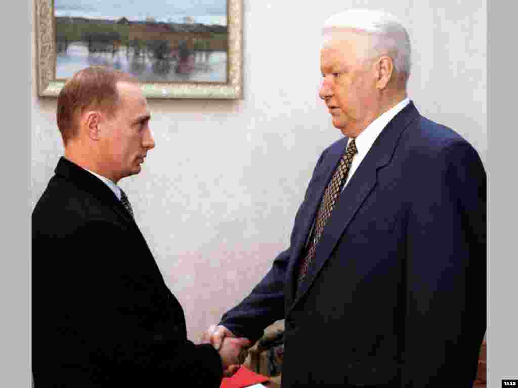 10 ноября 1998 года. Президент Борис Ельцин поздравляет В. Путина с назначением на пост главы ФСБ РФ 