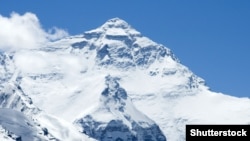 Эверест - самый высокий пик мира, 8848 метров над уровнем моря.