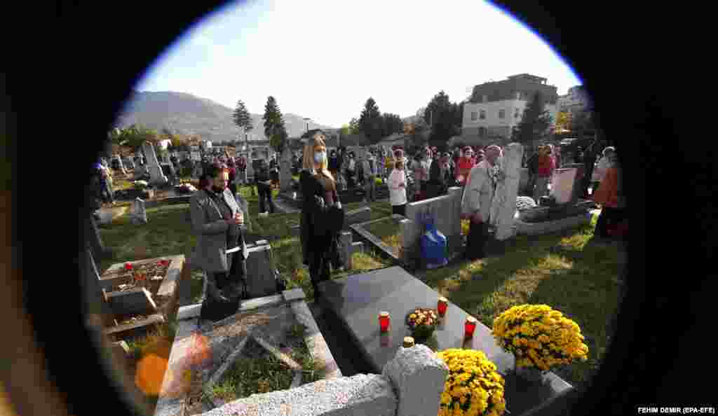 Oamenii participă la slujbă în cimitirul St. Iosif din Sarajevo.