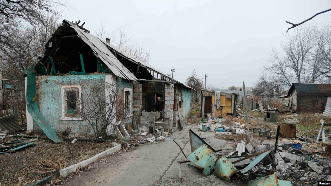 Разрушенный дом вблизи международного аэропорта в Донецке, ноябрь 2014
