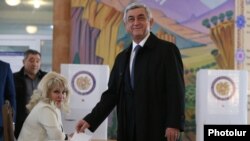 Prezident Serž Sarkisýan ses berýär.