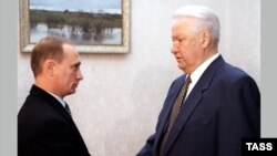 Борис Ельцин (справа) обменивается рукопожатием с Владимиром Путиным (слева) на встрече в резиденции Горки 9 в Москве, 10 ноября 1998 г. (ТАСС). Архивное фото