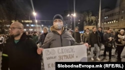 Një protestues mbulon gojën dhe hundën me maskë gjatë një proteste kundër ndotjes së ajrit në Shkup, 10 dhjetor.