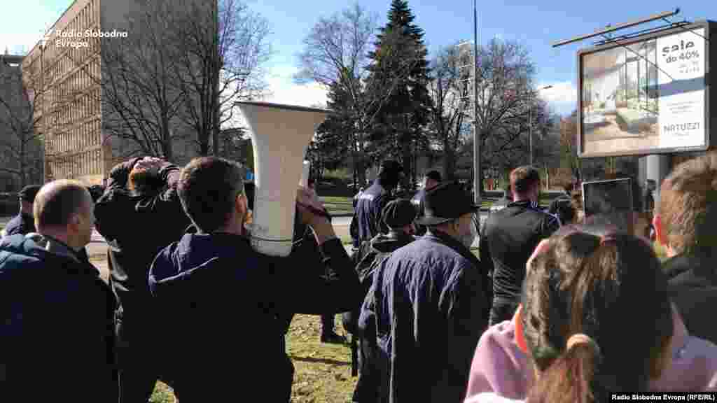 U jednom trenutku, dok je policija pokušavala da ograniči protest na deo Bulevara Nikole Tesle došlo je do manjeg sukoba sa policijom jer su demonstranti pokušali da probiju kordon policije koji je zatvorio Bulevar.