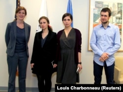 U.S. Ambassador to the United Nations Samantha Power (left) meets with Verzilov (right) and Nadezhda Tolokonnikova (second from right) and Maria Alyokhina in 2014.