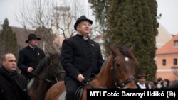 Semjén Zsolt miniszterelnök-helyettes a huszár-hagyományőrzőkhöz csatlakozva lóháton érkezik az 1848-49-es magyar forradalom és szabadságharc ünneplésére Kézdivásárhelyen 2013. március 15-én.