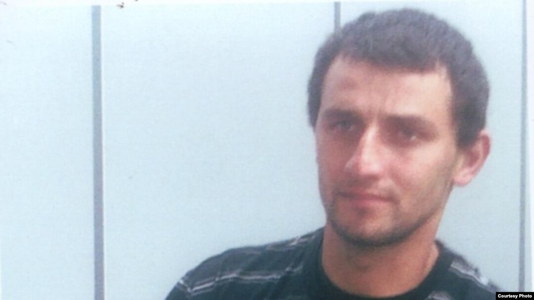12 октября Хизыр сам пришел к своему родственнику-полицейскому, который тоже живет в станице Троицкая. Он рассказал ему и вызванному отцу о том, что полицейские избивали его, требуя взять на себя три убийства