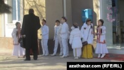 Çärä gatnaşdyrylan çagalar.  Ýanwa, 2015