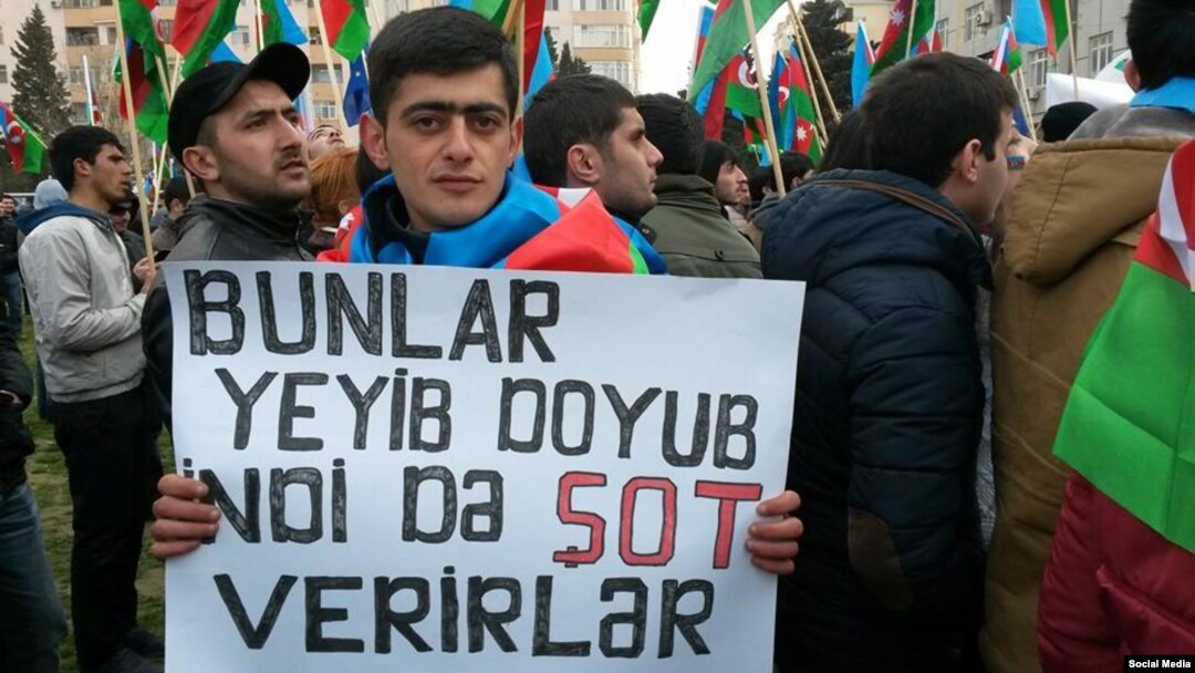 Türkel Əlisoy (Azərtürk) Bakıda keçirilən etiraz mitinqində iştirak edərlən. 5 aprel 2015