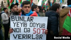 Türkel Əlisoy (Azərtürk) Bakıda keçirilən etiraz mitinqində iştirak edərlən. 5 aprel 2015