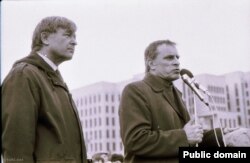 Юры Хадыка і Сяргей Папкоў на мітынгу БНФ, красавік 1992 году