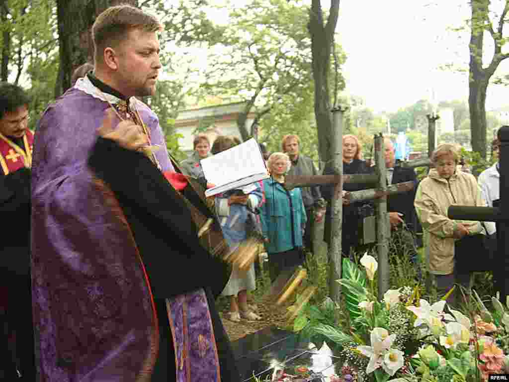 Айцец Андрэй Абламейка ўшаноўвае памяць айца Яна Матусевіча на ягонай магіле. 2008 год.