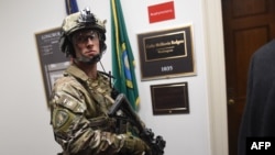 Az FBI egy kommandósa járőrözik a Capitolium épületében, Washington fővárosban 2021. január 6-án.
