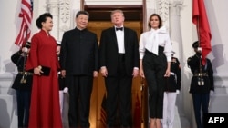 Xi și Trump, cu soțiile, sosind la cina de stat de la Casa Albă