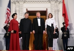 Перша леді Китаю Пен Ліюань, Голова КНР Сі Цзіньпін, Президент США Дональд Трамп і перша леді США Меланія Трамп позують на сходах Північного портика Білого дому перед державною вечерею у Вашингтоні, округ Колумбія, 24 вересня 2026 року