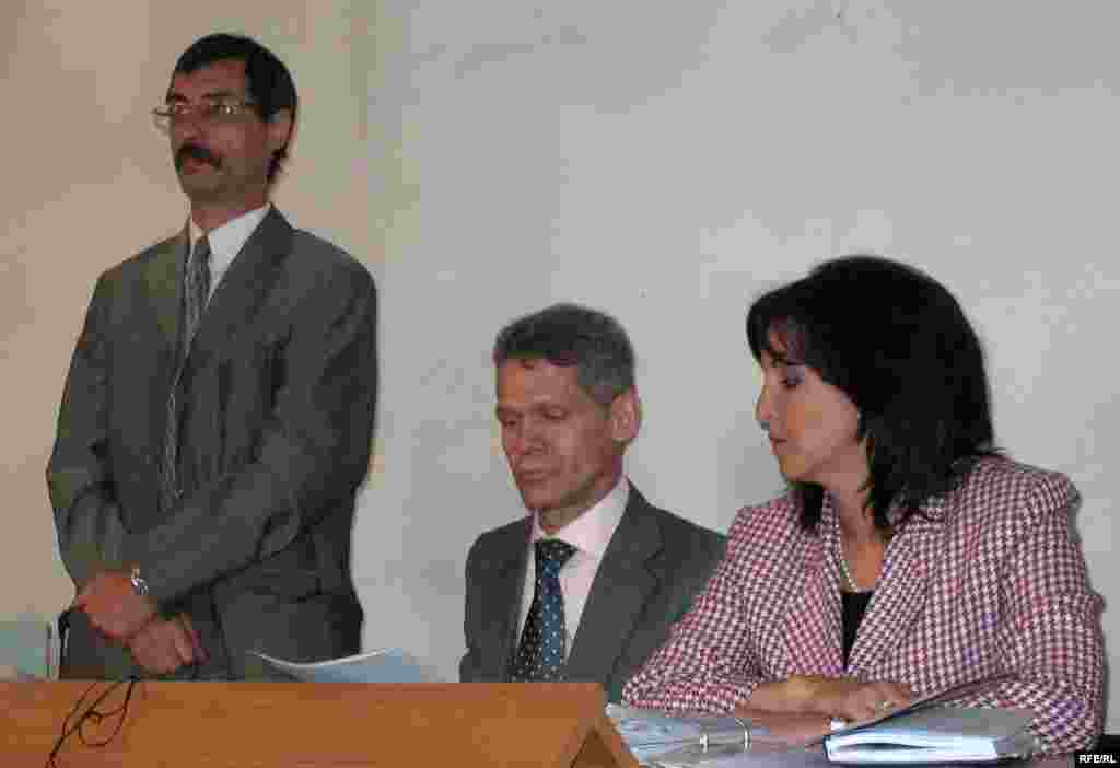 Подсудимый Жовтис и его адвокаты. - Правозащитник Евгений Жовтис (слева), его адвокат Виталий Воронов (в центре), и общественный защитник Вера Ткаченко (справа) в зале Балхашского районного суда. Баканас, 2 сентября 2009 года. 