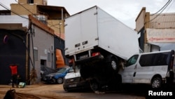 Torenții formați pe străzi au luat pe sus chiar și mașini de tonaj mare. Sedavi, regiunea Valencia. 31 octombrie.