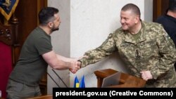 Президент України Володимир Зеленський (л) і головнокомандувач ЗСУ Валерій Залужний у Верховній Раді, липень 2022 року