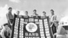 Экипаж "Барба" с флагом субмарины