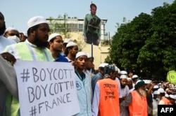 Протестиращи в Бангладеш иронизират Макрон и призовават за бойкот на фрнските стоки
