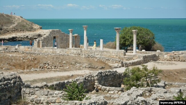 Открытое море вплотную подходит к руинам античного византийского храма