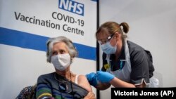 Прививка вакциной от COVID-19 в больнице Гая в Лондоне, декабрь 2020 года