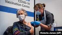 85-річний доктор Дорін Браун отримує першу із двох вакцинних Pfizer/BioNTech COVID-19. Лондон, 8 грудня 2020 року.