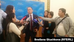 Министр информации и коммуникаций Казахстана Даурен Абаев дает комментарии журналистам. Астана, 27 июня 2017 года.