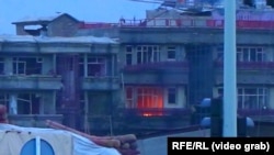 Вогонь у захопленій будівлі, де розташований офіс кандидата у віцепрезиденти Амрулли Салеха 