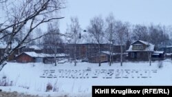 Набережная в новогоднем городе
