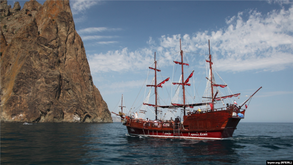 Пурпурове судно з червоними вітрилами біля берегів Коктебеля. Назви багатьох місцевих катерів пов&#39;язані або з Гріном і Волошиним, або з піратами