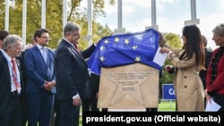 Тогдашний президент Украины Петр Порошенко открывает памятную "Звезду Небесной сотни" у здания Совета Европы. Страсбург, 11 октября 2017 года