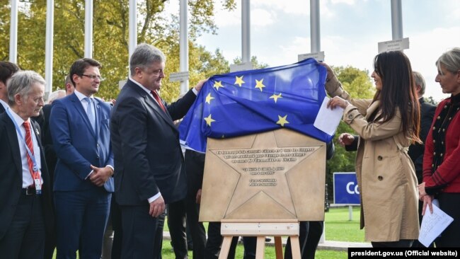 Тогдашний президент Украины Петр Порошенко открывает памятную "Звезду Небесной сотни" у здания Совета Европы. Страсбург, 11 октября 2017 года