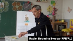 Архивска фотографија - Томислав Бошевски гласа во Битола, локални избори 2014