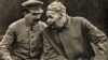 ماکسیم گورکی و جوزف استالین، سال ۱۹۳۱؛ گورکی خود از اولین روشنفکران متعهدی بود که پس از پیروزی بلشویک‌ها مورد غضب لنین قرار گرفت و برای چند سالی‌ به سورنتو در ایتالیا تبعید شد.