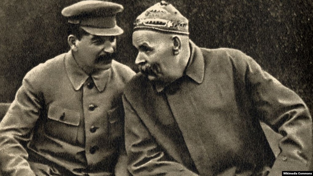 ماکسیم گورکی و جوزف استالین، سال ۱۹۳۱؛ گورکی خود از اولین روشنفکران متعهدی بود که پس از پیروزی بلشویک‌ها مورد غضب لنین قرار گرفت و برای چند سالی‌ به سورنتو در ایتالیا تبعید شد.