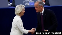 Прем’єр-міністр Канади Марк Карні тисне руку президентці Європейської комісії Урсулі фон дер Ляєн під час її виступу з промовою про стан справ в ЄС у Європейському парламенті в Страсбурзі (Франція), 16 вересня 2026 року