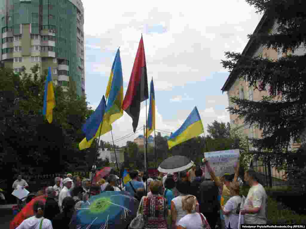 Дощ не злякав людей, які прийшли до Представництва Президента України в Криму підтримати державну мову.