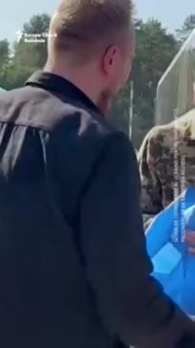 Ucraina și Rusia prezintă soldații care se întorc acasă în cadrul schimbului de prizonieri